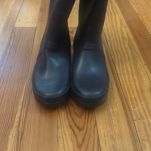 Dark purple hunter tall rain boots size 8, excellent condition - Picture 4 of 9
